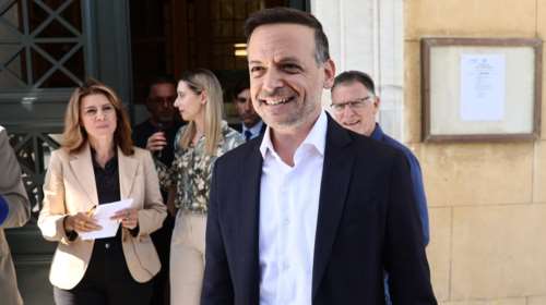 Ειρωνική απάντηση Δούκα στα σχόλια για το τροχαίο: Δέντρο έτρεχε με ταχύτητα και έπεσε σε νταλίκα - Φυσικά, φταίει ο Δήμαρχος