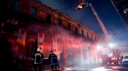 Μεγάλη φωτιά στον Πειραιά: Στις φλόγες τυλίχτηκε εγκαταλελειμμένο κτίριο - Μήνυμα 112 για τους καπνούς [εικόνες-βίντεο]