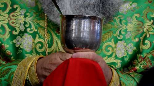 Ιερέας &quot;Ταλιμπάν&quot; στην Μητρόπολη Πατρών:  Δεν κοινωνούσε έγκυο γυναίκα γιατί... δεν είχε ακόμη παντρευτεί