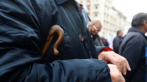 Εκτακτο βοήθημα 250 ευρώ σε χαμηλοσυνταξιούχους και αναπήρους: Τι προβλέπει η τροπολογία στη Βουλή