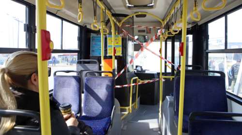 Χειροπέδες σε έφηβο που δε φορούσε μάσκα σε λεωφορείο - Πρόστιμο και σε οδηγό τρόλεϊ