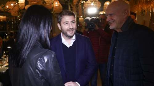 ΠΑΣΟΚ: Σε καλό κλίμα το δείπνο Ανδρουλάκη στην ΚΟ - Τα &quot;πηγαδάκια&quot; και η χειραψία με τη Νάντια Γιαννακοπούλου [εικόνες - βίντεο]