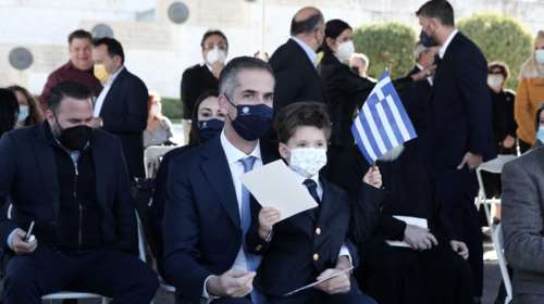 Κώστας Μπακογιάννης: Με τον μικρό του γιο στην παρέλαση στο Σύνταγμα - Με κοστούμι ο 4χρονος Δήμος [εικόνες]