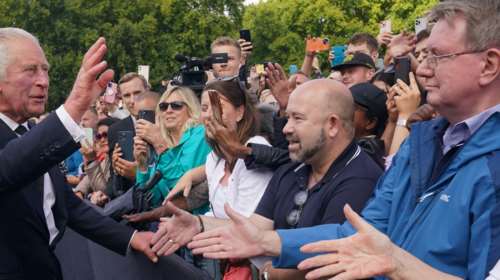 Κάρολος: Κατέβηκε από τη βασιλική Bentley στο Μπάκιγχαμ και χαιρέτησε τον κόσμο, δίπλα του η Καμίλα [βίντεο]