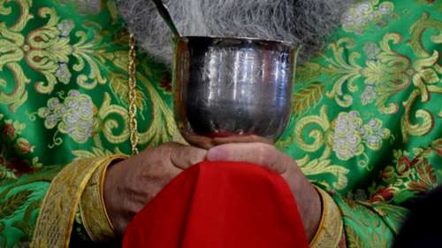 Αμετακίνητη η Εκκλησία για τη Θεία Κοινωνία: Ο Χριστός μέσα στο Άγιο Ποτήριο δεν μπορεί να επιτρέψει τον θάνατο