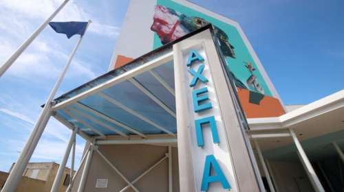 Κοροναϊός: Καρέ - καρέ το  ΕΚΑΒ που παραλαμβάνει ύποπτο κρούσμα στη Θεσσαλονίκη