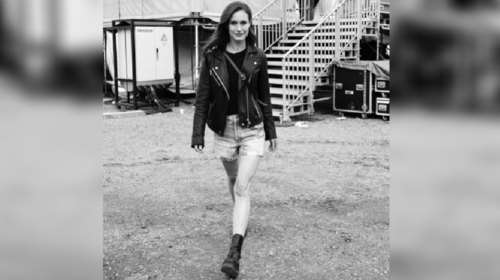 Η ροκ εμφάνιση της Φινλανδής πρωθυπουργού: Πήγε με κοντό σορτς, δερμάτινο τζάκετ και άρβυλα σε συναυλία [εικόνες]