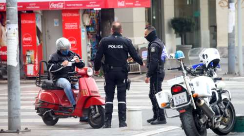 Μπαράζ ελέγχων της αστυνομίας: &quot;Καθιστό&quot; take away στην Κρήτη, παράνομη λειτουργία γυμναστηρίων και... παντοπωλείων