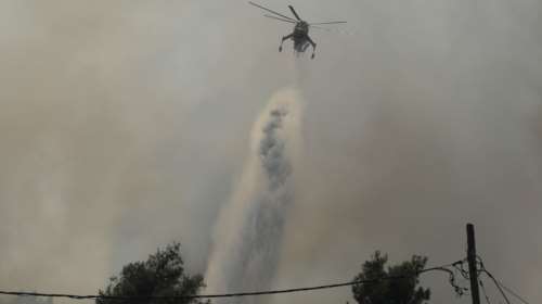 Φωτιά στη Σταμάτα: Καίγονται σπίτια - Σκληρή μάχη της Πυροσβεστικής με την ανεξέλεγκτη πυρκαγιά [Εικόνες - Βίντεο]