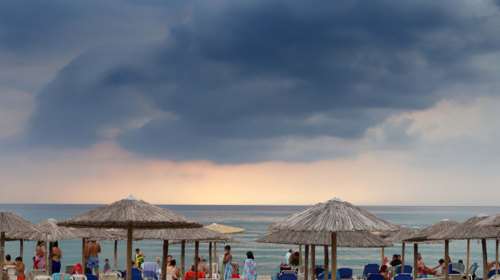 Καιρός: Πέφτει έως 6 βαθμούς η θερμοκρασία - Πού θα &quot;χτυπήσουν&quot; σήμερα τα έντονα φαινόμενα