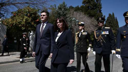 Ο σύντροφος της Κατερίνας Σακελλαροπούλου την συνοδεύει στο Προεδρικό Μέγαρο