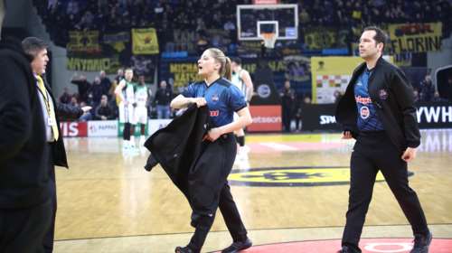 Διακοπή στο ΑΕΚ-Παναθηναϊκός για υβριστικά συνθήματα στη διαιτητή Τσαρούχα [βίντεο]