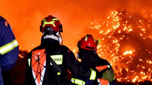 Μάχη να μην περάσει η φωτιά από το Ξυλόκαστρο στα Τρίκαλα: Τραυματίες δύο πυροσβέστες, ο ένας κόντεψε να χάσει το μάτι του