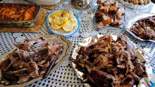 ΕΣΕΕ: Το κόστος του πασχαλινού τραπεζιού θα κυμανθεί μεταξύ 67,70 και 95,20 ευρώ