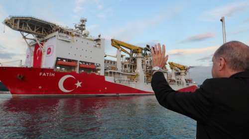 Κλυδωνίζεται η τουρκική λίρα - Δεν έπεισαν οι ανακαλύψεις του Ερντογάν, αμφιβάλλουν οι επενδυτές