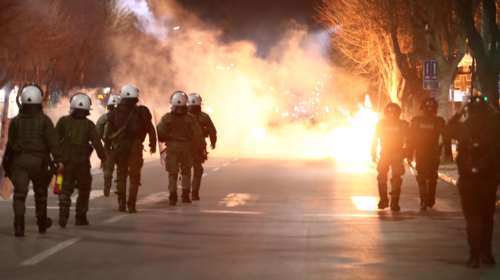 Τέμπη: Νέα επεισόδια σε Σύνταγμα και Θεσσαλονίκη- Μολότοφ και χημικά [εικόνες, βίντεο]