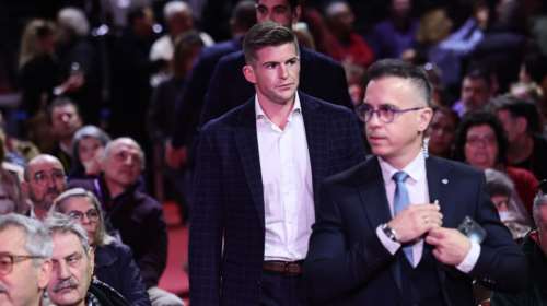Παρών και σήμερα στο συνέδριο του ΣΥΡΙΖΑ ο Τάιλερ - Στο πλευρό του Κασσελάκη κατά την κρίσιμη ομιλία [εικόνες]