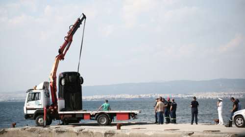 Θεσσαλονίκη: Η οικογενειακή τραγωδία πίσω από τη βουτιά θανάτου μάνας και γιου - Δέθηκαν μέσα στο μοιραίο ΙΧ