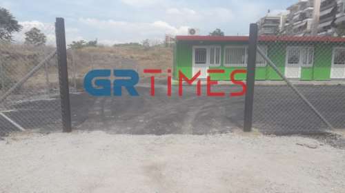 Θεσσαλονίκη: &quot;Κλείδωσαν&quot; προνήπια στο σχολείο γιατί δεν έχει... αυλόπορτα - Οργή γονέων [εικόνες]