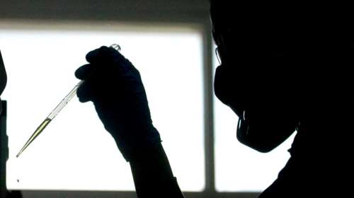 &quot;Αόρατη Όμικρον&quot;: Βρετανοί επιστήμονες ανακάλυψαν παραλλαγή που δεν αναγνωρίζεται εύκολα από τα μοριακά τεστ