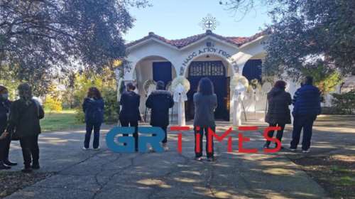 Θρήνος στην κηδεία της Δήμητρας Ιορδανίδου: Τραγικές φιγούρες οι συγγενείς της μαραθωνοδρόμου [εικόνες-βίντεο]
