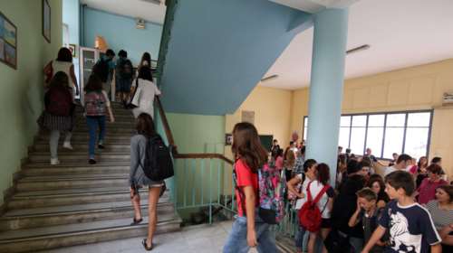 Σοκ στην Ηλιούπολη: Συνελήφθη 45χρονος καθηγητής που είχε σχέση με 15χρονη μαθήτρια