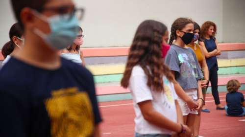 Μάσκες στα σχολεία: Γιατί δεν θα βγουν μέχρι το τέλος της χρονιάς - Ο Εξαδάκτυλος εξηγεί