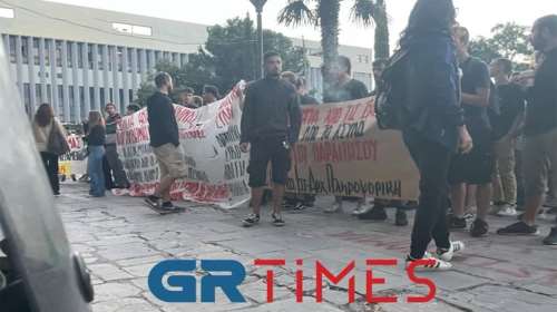 Θεσσαλονίκη: Διαμαρτυρία στην Πρυτανεία του ΑΠΘ κατά της πανεπιστημιακής αστυνομίας [εικόνες-βίντεο]