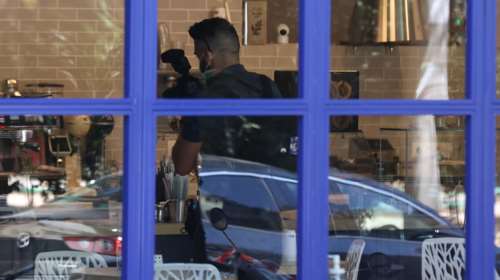 Πυροβολισμοί με δύο τραυματίες σε καφετέρια στον Κολωνό: Βρέθηκαν τέσσερις κάλυκες - Αφαντος ο δράστης