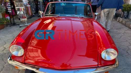 Αναμνήσεις άλλης εποχής: Τα αυτοκίνητα – αντίκες που έκλεψαν την παράσταση στη Χαλκιδική [εικόνες - βίντεο]