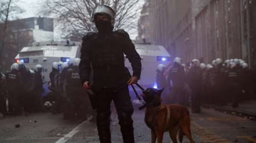 Βέλγιο: Με συνθήματα κατά των εμβολίων χιλιάδες πολίτες διαδήλωσαν στις Βρυξέλλες - Ένταση με την Αστυνομία