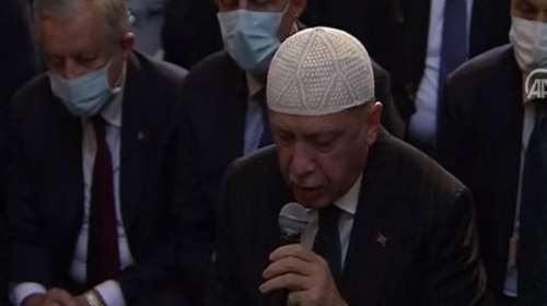Ιστορική πρόκληση στην Αγιά Σοφιά: Ο Ερντογάν διάβασε απόσπασμα από το Κοράνι μέσα στην εκκλησία [Βίντεο]