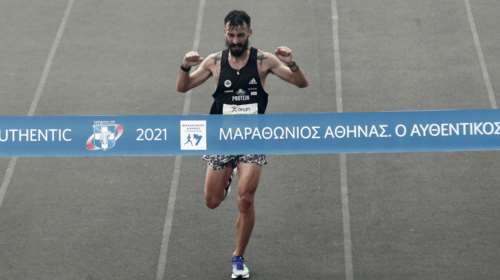 Τρέξε Κώστα, τρέξε: Ποιος είναι ο Κώστας Γκελαούζος που νίκησε στον Μαραθώνιο - Κατέρριψε ρεκόρ 17 χρόνων