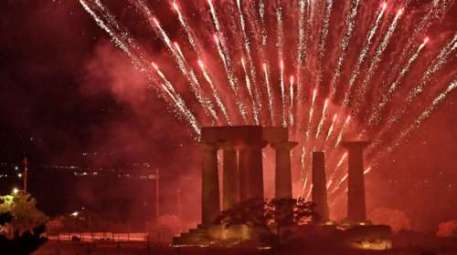 &quot;Χριστός Ανέστη&quot;: Με λαμπρότητα γιορτάστηκε η Ανάσταση σε κάθε άκρη της χώρας [εικόνες]