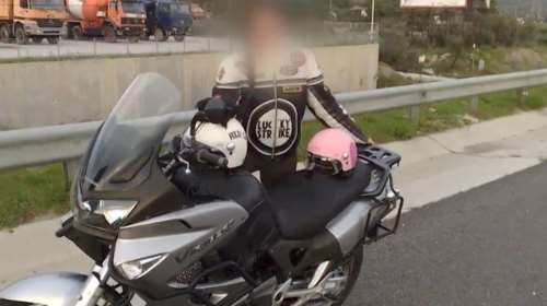 Κάνει και... αναρτήσεις από το ψυχιατρείο ο αστυνομικός της Βουλής: &quot;Ευχαριστώ για την συμπαράσταση&quot;