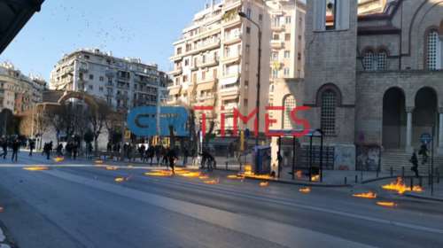 Θεσσαλονίκη: Διαδηλωτής πετάει μολότοφ και πέφτει στις φλόγες [Βίντεο]
