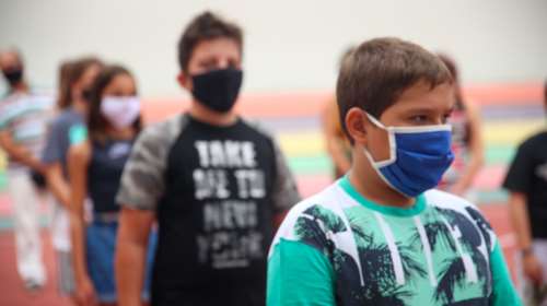 Σχολεία: Ραγδαία μείωση των κρουσμάτων κορονοϊού σε μαθητές και εκπαιδευτικούς [γράφημα]