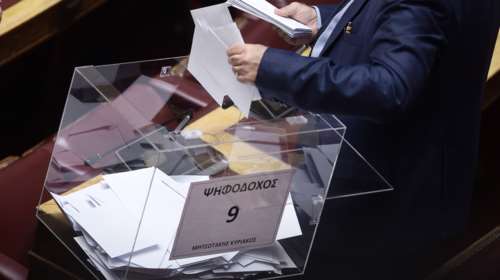 &quot;ΠΑΣΟΚ ρε μούτρο&quot;: Το άκυρο ψηφοδέλτιο που έγινε viral στη μυστική ψηφοφορία της Βουλής