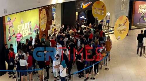 Σκηνές... Black Friday σε mall της Θεσσαλονίκης - Απίστευτος συνωστισμός