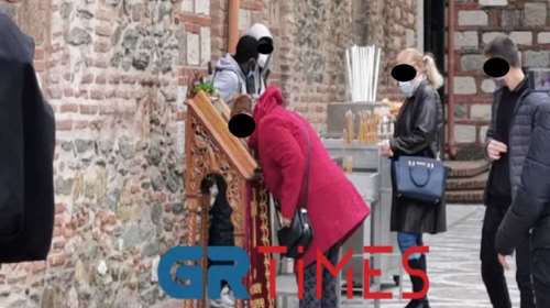 Αμετανόητοι στη Θεσσαλονίκη για τον Αγ. Δημήτριο: Κατεβάζουν τις μάσκες για να φιλήσουν την εικόνα