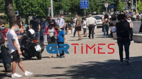 Θεσσαλονίκη: Απίστευτες ουρές μαθητών που  βγήκαν θετικοί στο self test - Κάνουν και rapid [εικόνες - βίντεο]