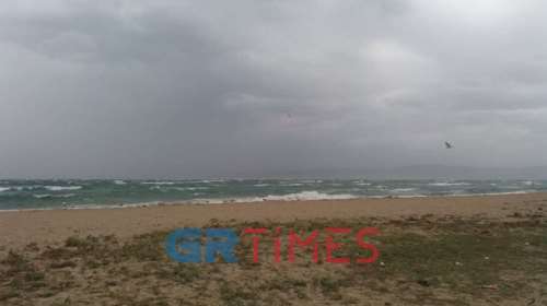 Άλλαξε ο καιρός στη Θεσσαλονίκη: Μπουρίνι με ισχυρούς ανέμους και βροχή [βίντεο]