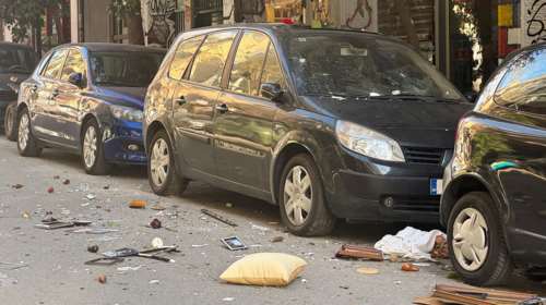 Εξάρχεια: Γυναίκα πετούσε αντικείμενα στο δρόμο από το μπαλκόνι του σπιτιού της [εικόνες]