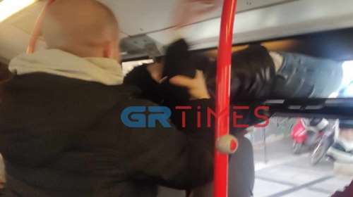Απίστευτο περιστατικό σε λεωφορείο στη Θεσσαλονίκη: Πορτοφολού ξεφεύγει με ακροβατικά από το παράθυρο [βίντεο]