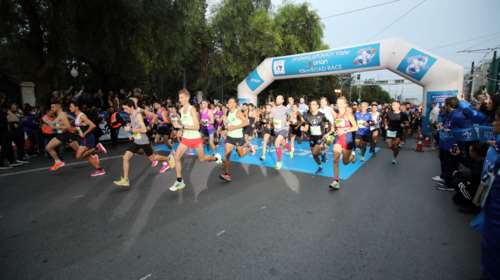 39ος Μαραθώνιος: Ο ψηλότερος δρομέας που τράβηξε τα βλέμματα στη διοργάνωση - Κοντά στα 2.20 το ύψος του [βίντεο]