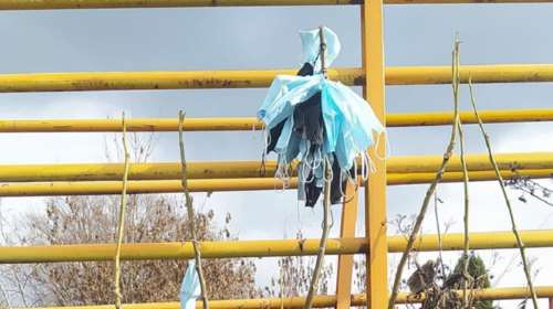 Καστοριά: Χριστουγεννιάτικο δέντρο ντροπής από πεταμένες μάσκες σε περιοχή Natura [εικόνες]