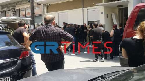 Ραγίζουν καρδιές στην κηδεία του 26χρονου που πνίγηκε στα ορμητικά νερά του ρέματος Ξηροποτάμου [εικόνες - βίντεο]