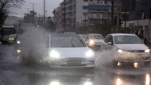 Χτύπησε την Αττική η κακοκαιρία: Ποιοι δρόμοι παραμένουν κλειστοί - Live η κίνηση