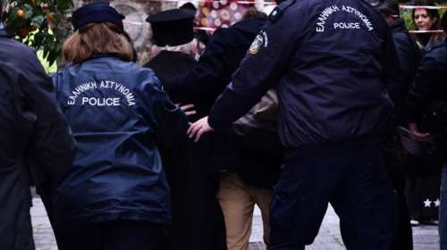 Πάπας Φραγκίσκος: Iερέας διαμαρτυρήθηκε για την επίσκεψή του - Τον απομάκρυναν αστυνομικοί [Βίντεο]