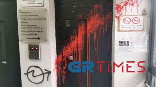 ΑΠΘ: Τραμπούκικη επίθεση στην πρυτανεία - Βανδάλισαν και έγραψαν συνθήματα κατά του πρύτανη και καθηγητών